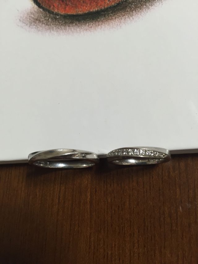 夫の指輪と並べた写真