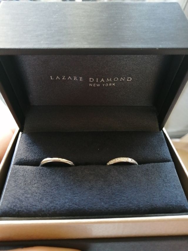 女性はダイヤモンドを、男性はプラチナです。