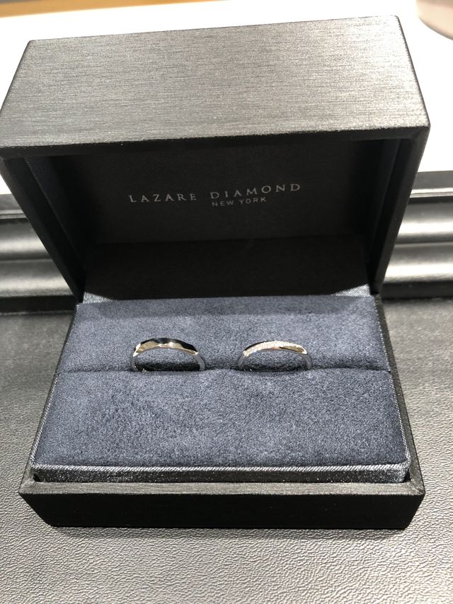 ペアで購入しました。
ダイヤの輝きが良いです！！