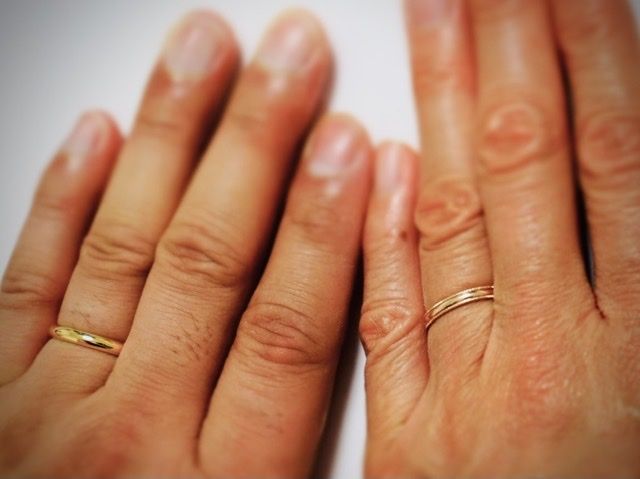 新郎はイエローゴールド、新婦はピンクゴールドでステッチ入り