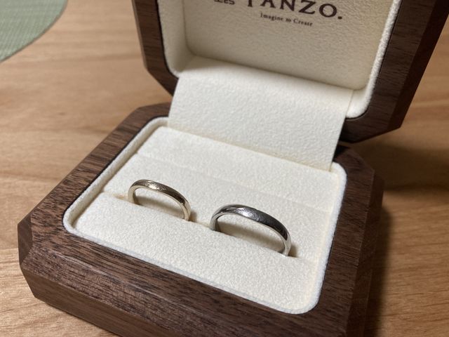 色違いにしました。
くるみの木でできたケース付。