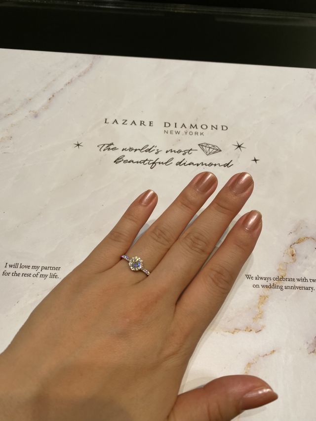 真ん中のダイヤをたくさんの種類から選びました