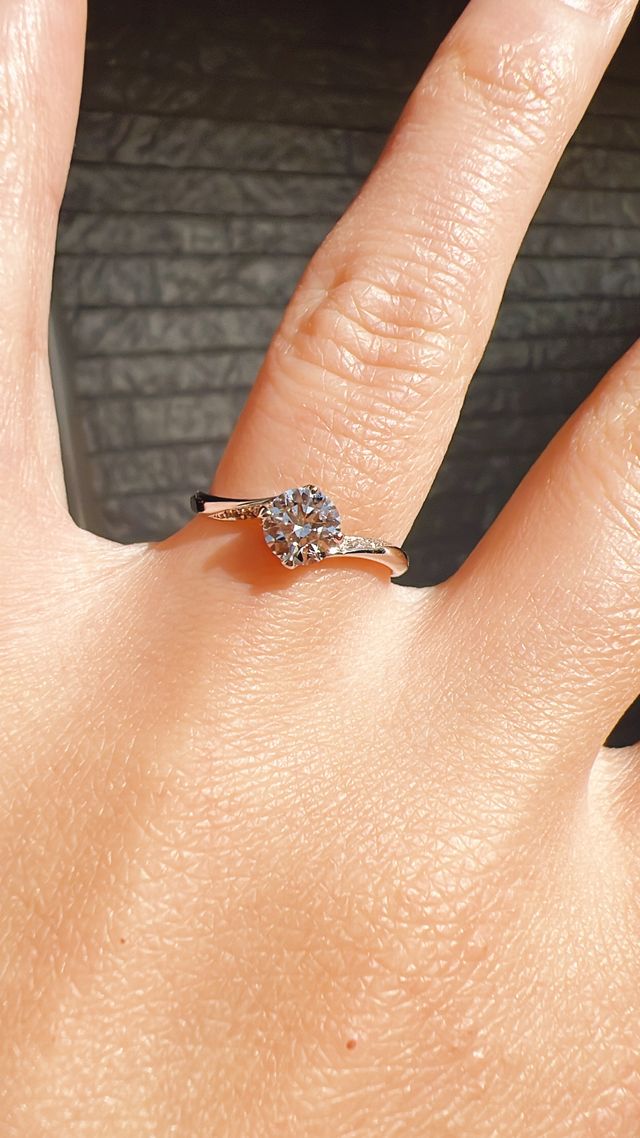 ダイヤの輝きがとても素敵で綺麗です。