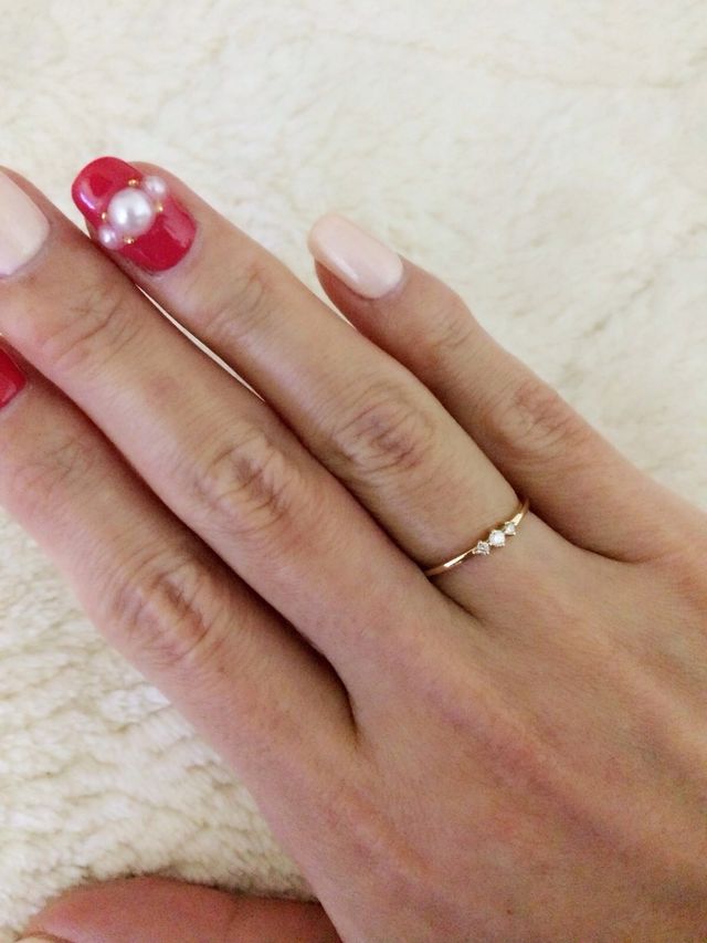 イエローゴールドで、小さいダイヤが３つついています。