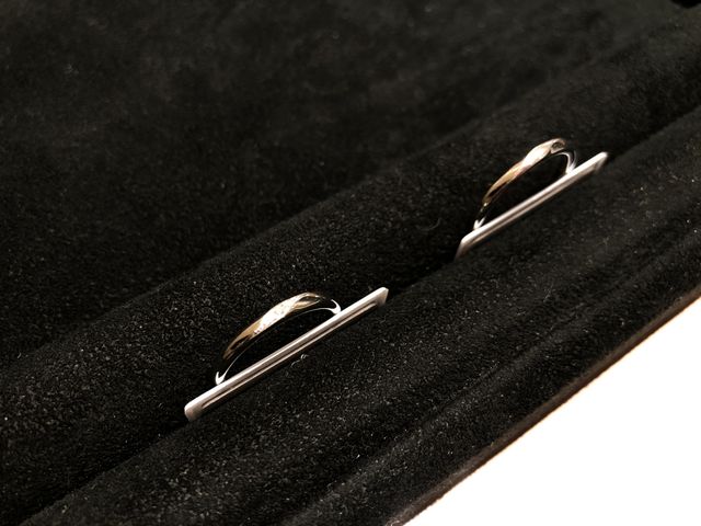 ストレートタイプの指輪で、斜めにダイヤが入っています。