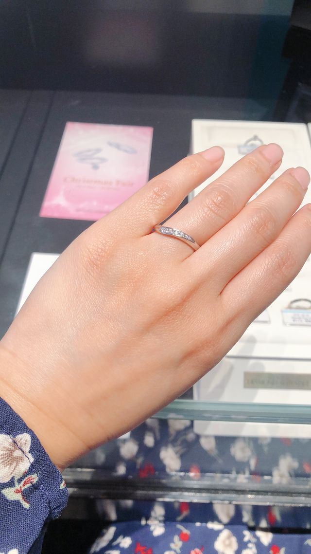 指輪がキラキラしてて、ウェーブが指にフィットする。