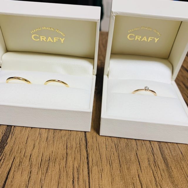 結婚指輪と婚約指輪のセットです。
色はゴールドです。