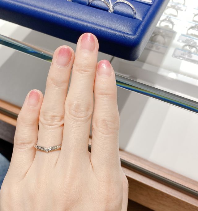 V字型のエタニティリングです。