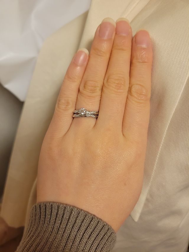 結婚指輪と婚約指輪の重ね付けです