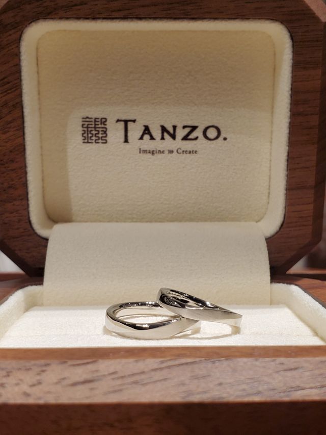 S字、面取り、ヘアライン加工がされています。