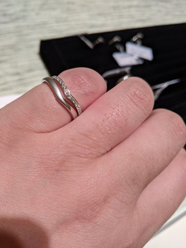 結婚指輪に合わせて婚約指輪も試着させていただきました。