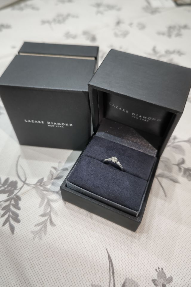 サイドにダイヤモンドがついているのでとても綺麗です。
