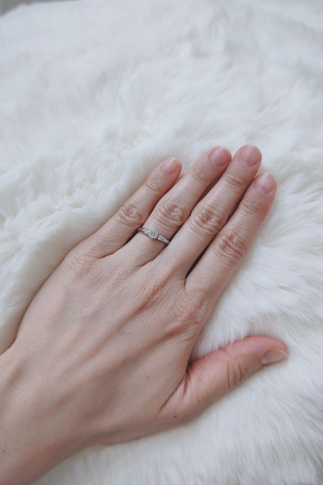 サイドにダイヤモンドがついてのですごくゴージャスです。