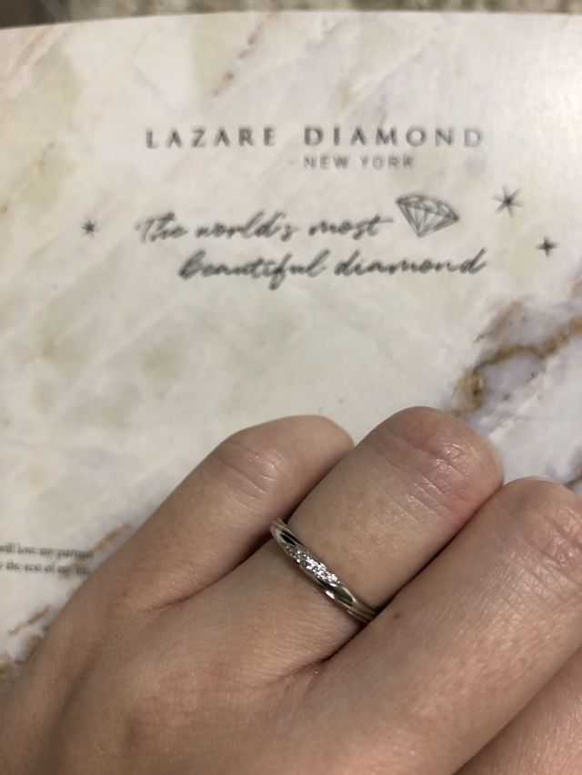 ダイヤモンドが綺麗でシンプルなデザインが気に入っています。

