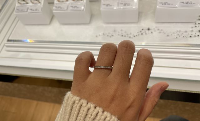 とても細いデザインだと思った。指の細い方によく似合いそう。