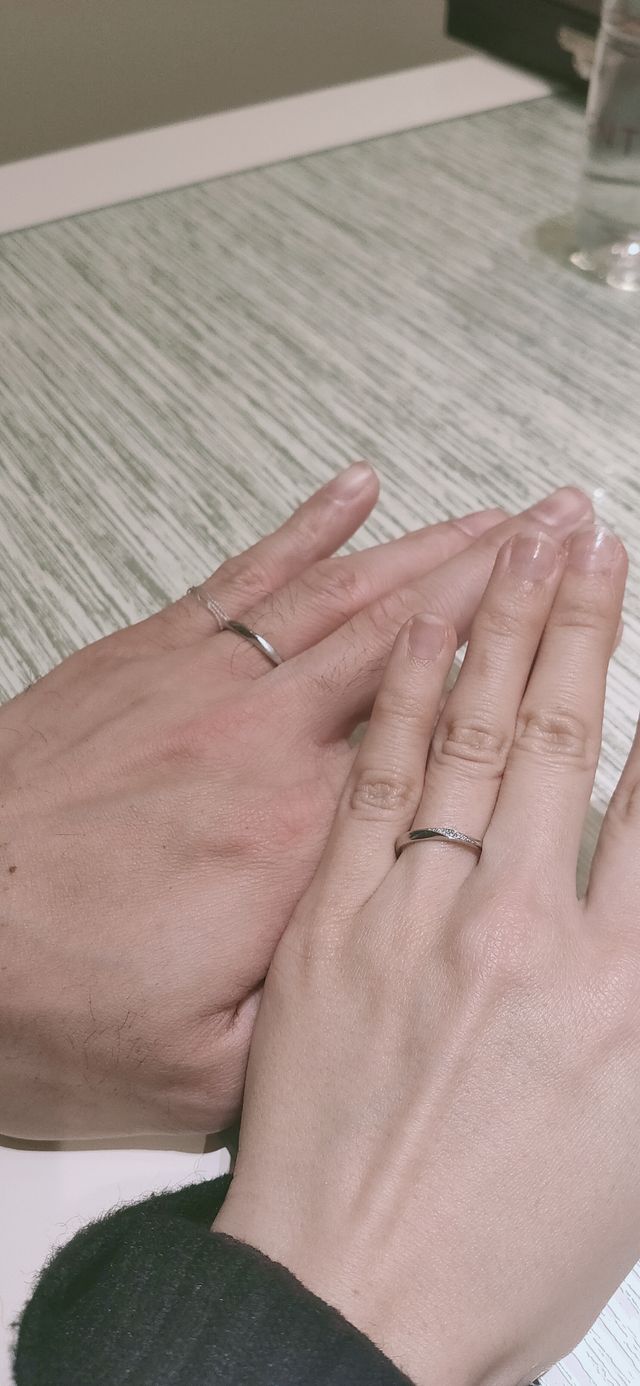 結婚指輪の試着をしました。着け心地が良いです。