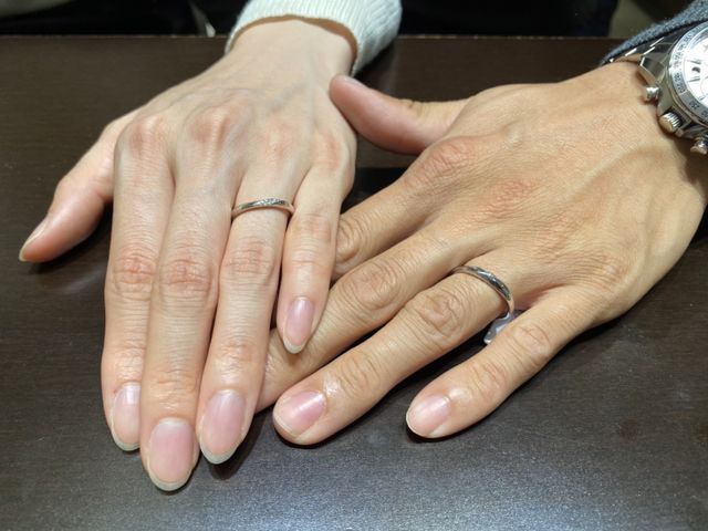 デザインは2人の手の形を考慮した上で選んで頂きました。