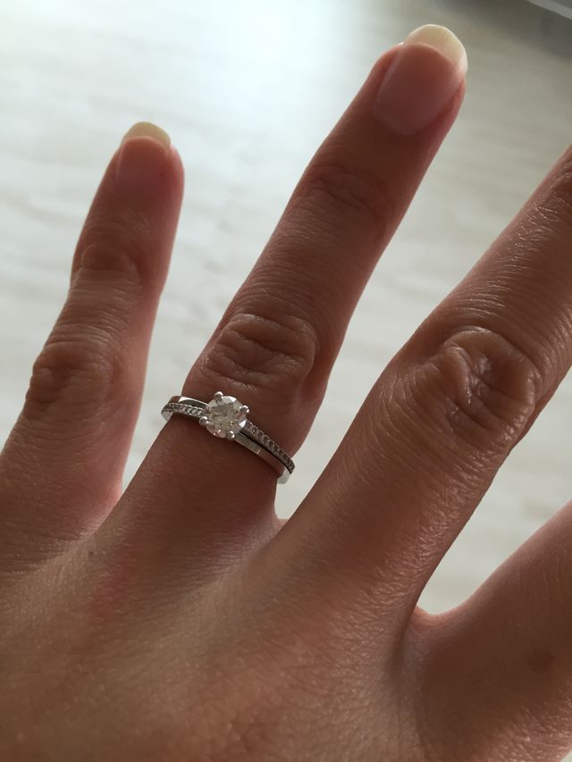パヴェと一粒ダイヤの輝きに、いつも手元を見てしまいます