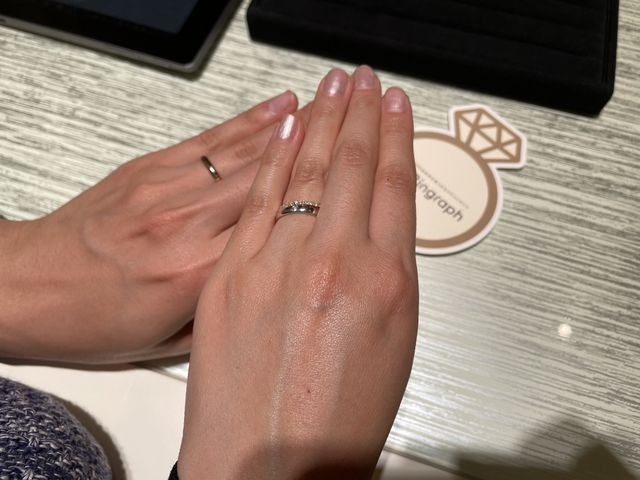 男性はピンクゴールド、女性はプラチナを着用