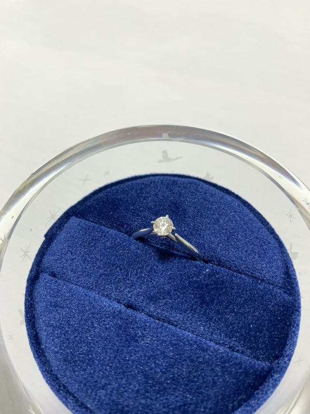 ディズニーデザインの婚約指輪です。