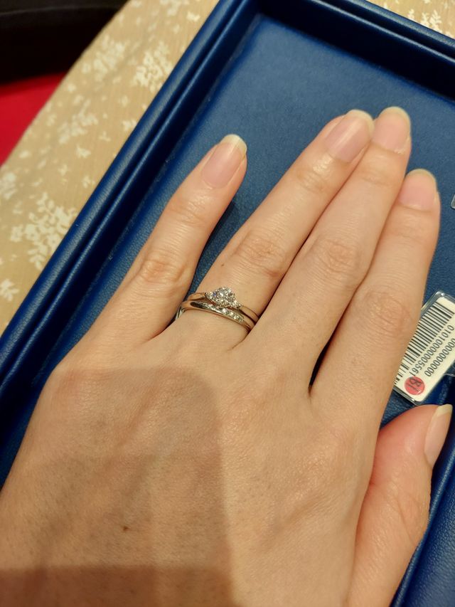 ストレートの指輪ですが、動きのあるデザインで気に入りました。