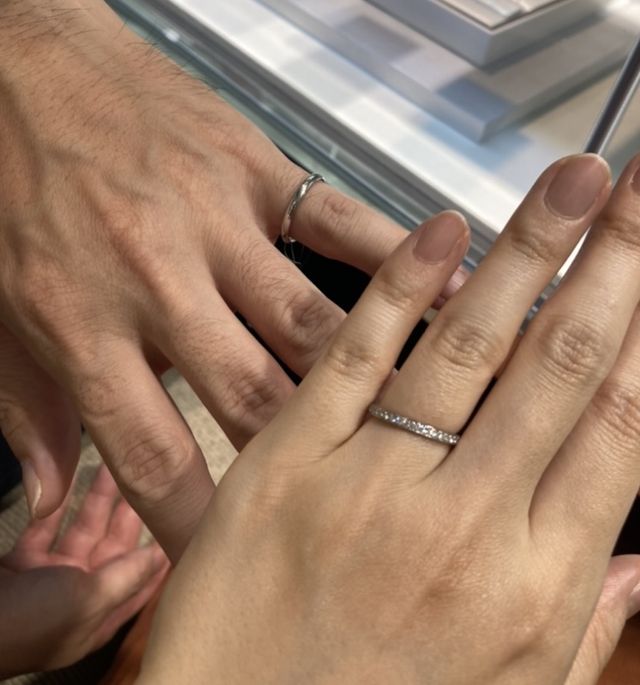 女性用はハーフエタニティリング、男性用はシンプルなデザイン