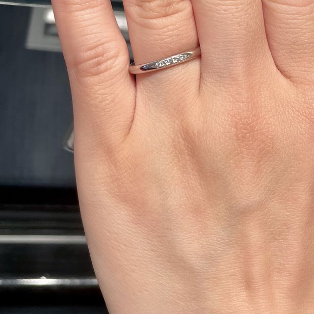 さりげないダイヤモンドの輝きが自分の好みでした。