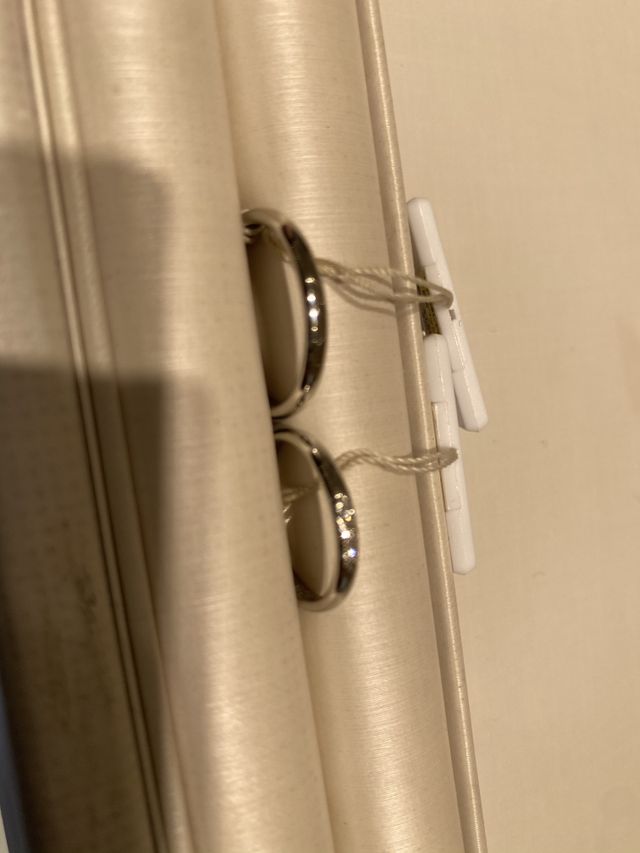 長い間つけられるように、シンプルで少し石が入っているもの。