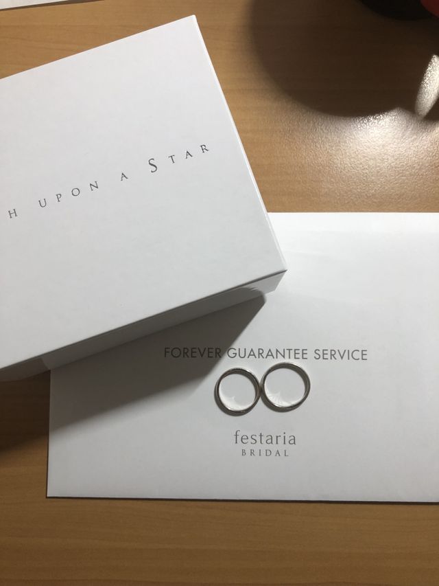 ブラッジリングのように石が入っているシンプルなもの