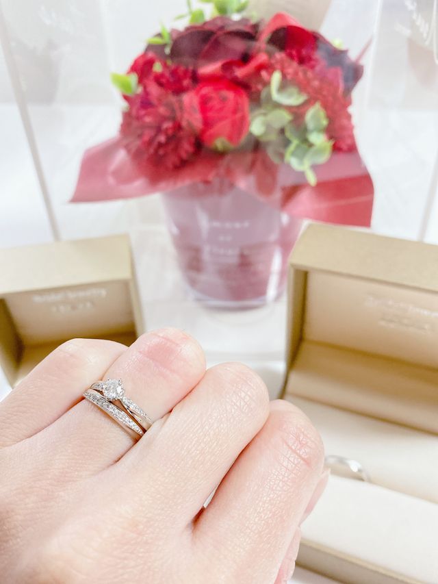 婚約指輪と結婚指輪の重ね付けです。