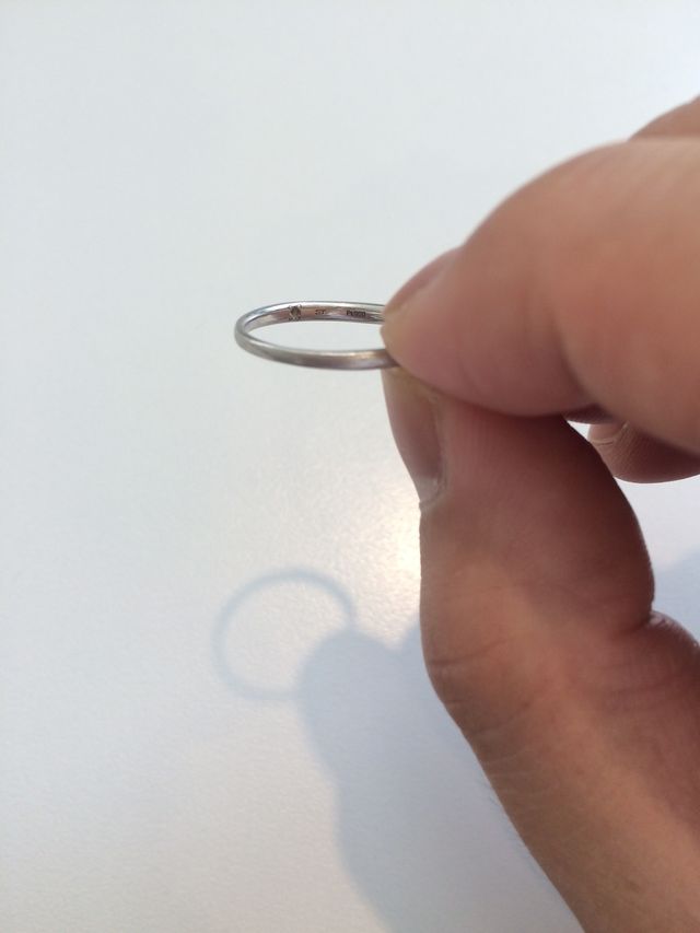 見えづらいですが、穴には石が埋め込んでありました