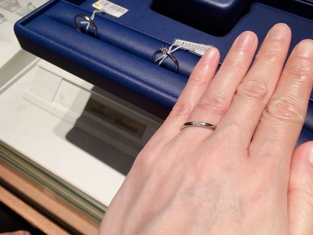 中央に5つのメレダイヤモンド。シンプルで指馴染みが良いです。