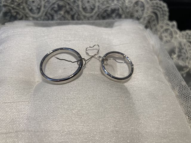 この指輪は写真のように2人で二つの指輪を結ぶことができます。