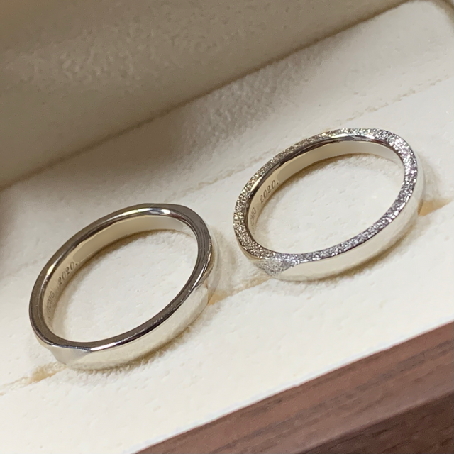 左はK18表面艶消し、右は側面とえぐりをスターダスト加工