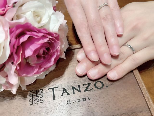 ミル打ちを施した飽きのこないデザインで。
