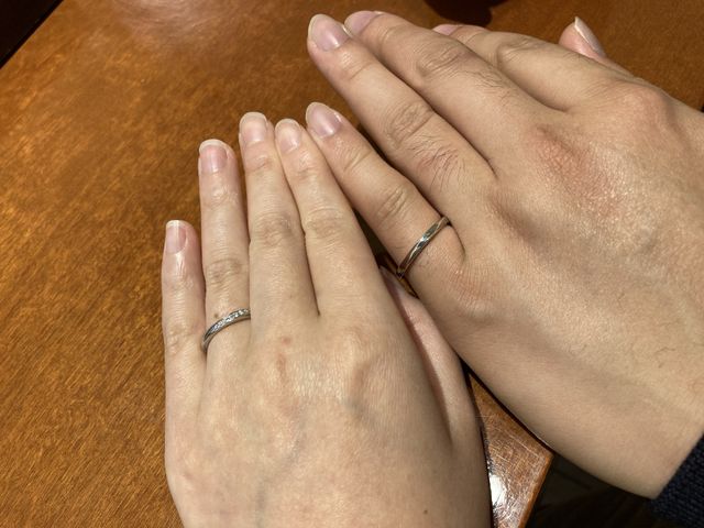 ストレートでダイヤが9つ付いているものです。