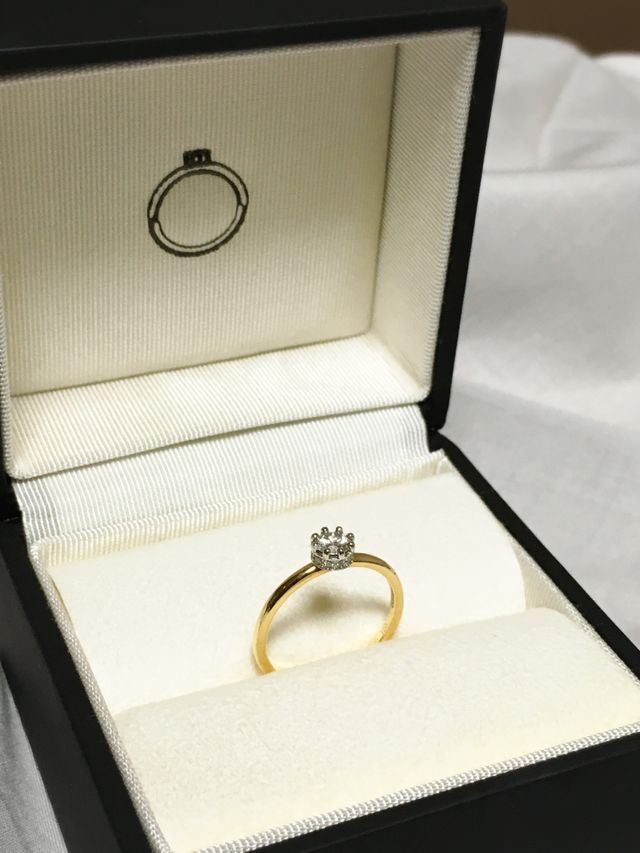 シンプルだけどゴールドと王冠モチーフが気に入り購入の決め手に