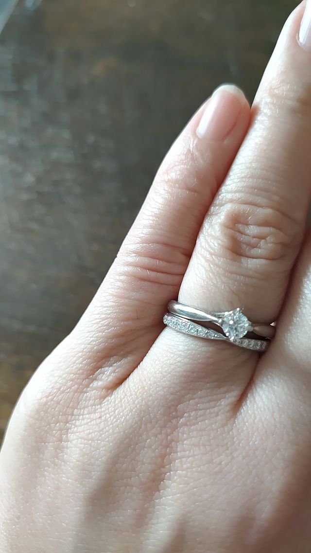 婚約指輪と重ねづけすると可愛いです。