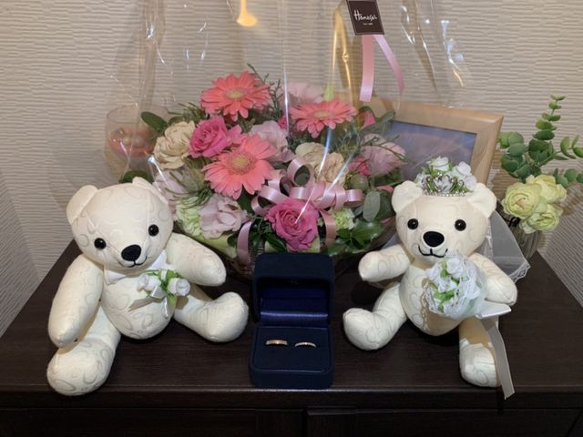 お店から購入特典で頂いたくまちゃんぬいぐるみ(真ん中に指輪)