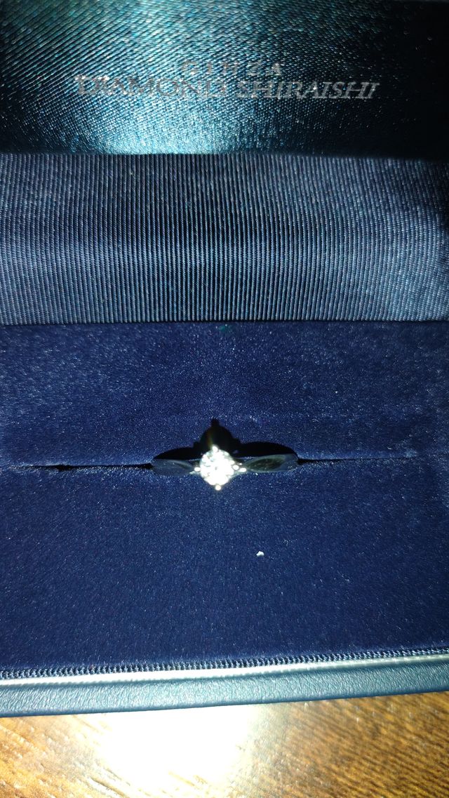 シンプルな真ん中ダイヤのデザイン