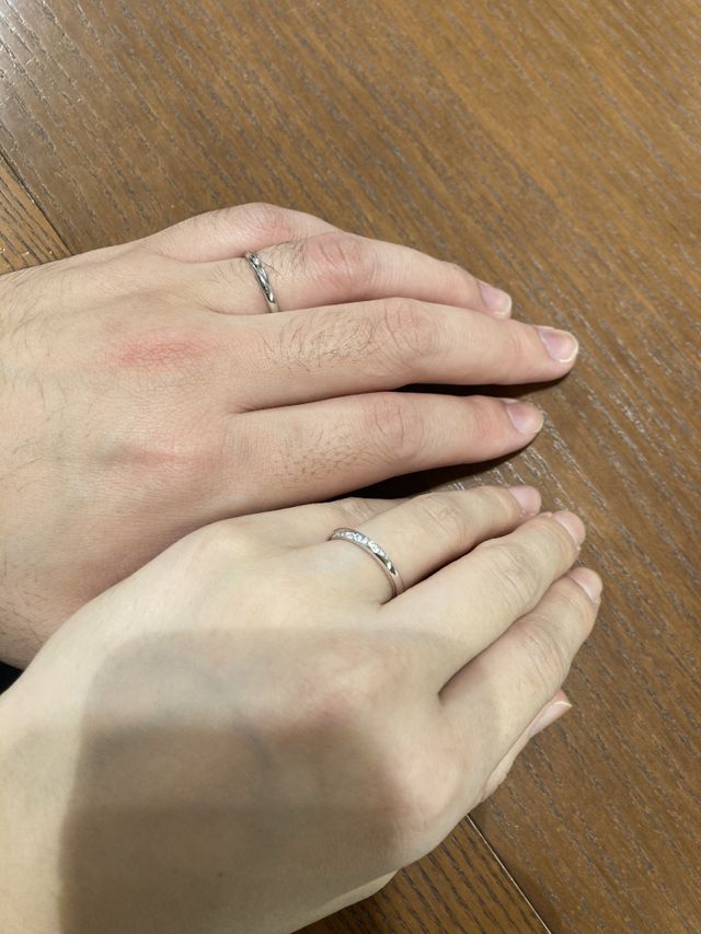 ダイヤがウェーブに入ったリング