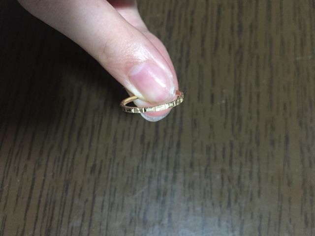 わずかに表面が凸凹にカッティングしてある為反射で光ります