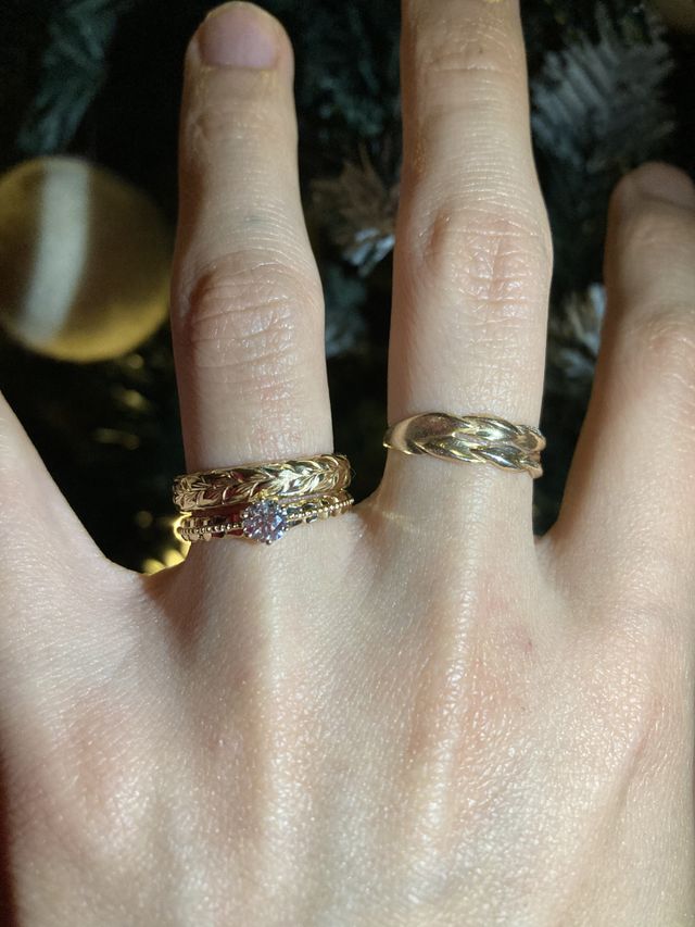 婚約指輪と結婚指輪を重ね付けしています。