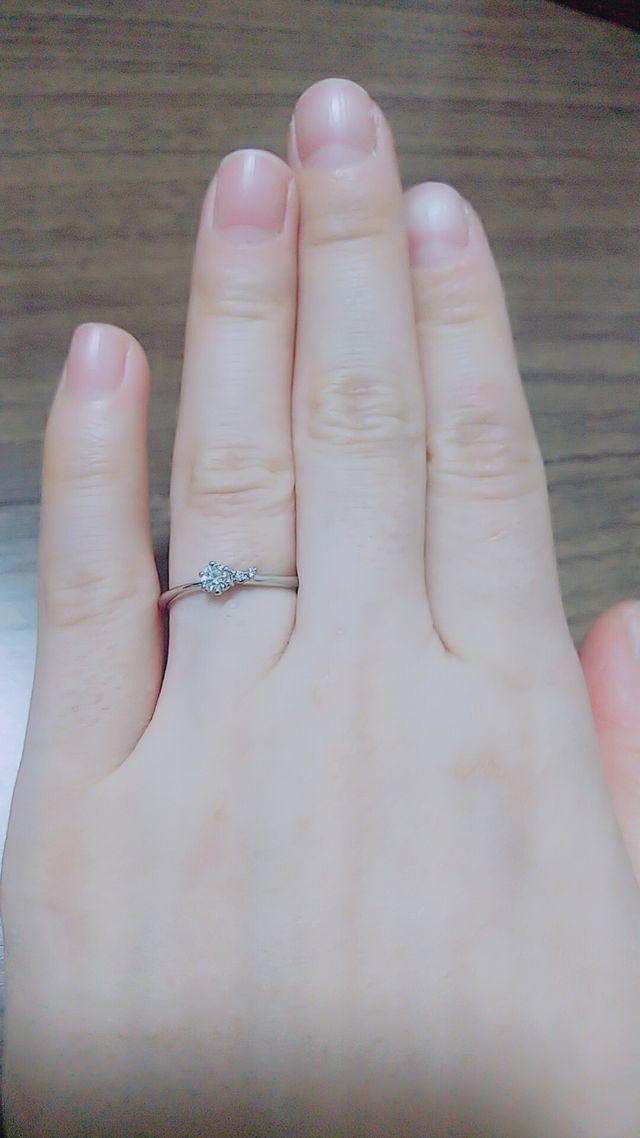 カフェリングのRinというデザインの婚約指輪です