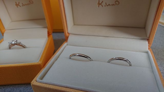 彼用の指輪は既製品。女性用の指輪はフルオーダーです。
