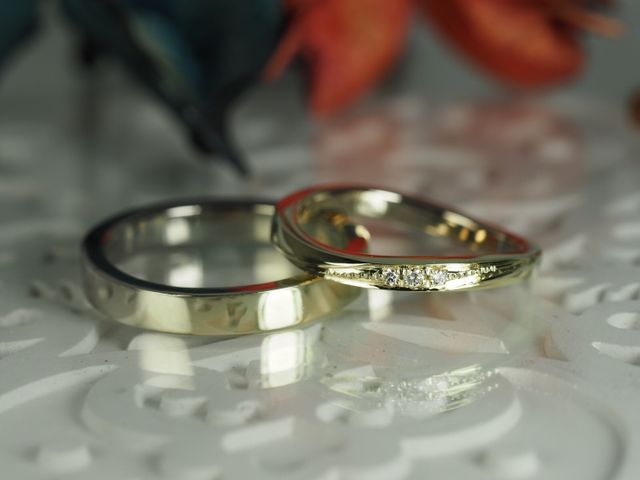 数多くの色から2色を選び、付け方によって光る色が変わります