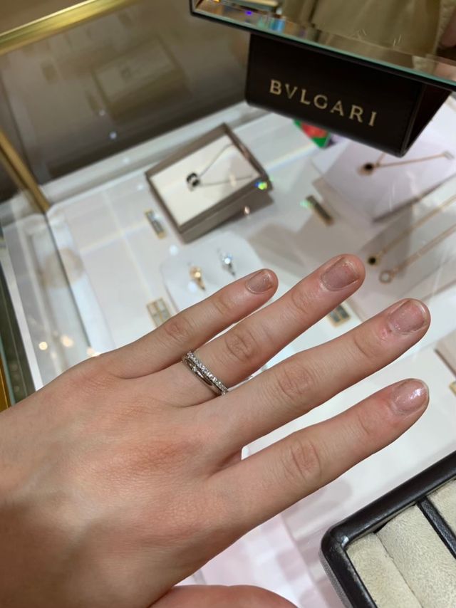 キラキラで綺麗でした。少し厚みがあるような感じました。