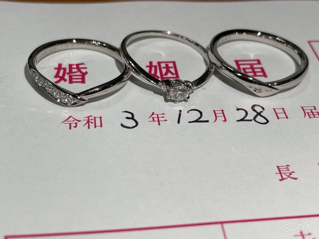 左が新婦、右が新郎の指輪です。
Vラインであわせました。