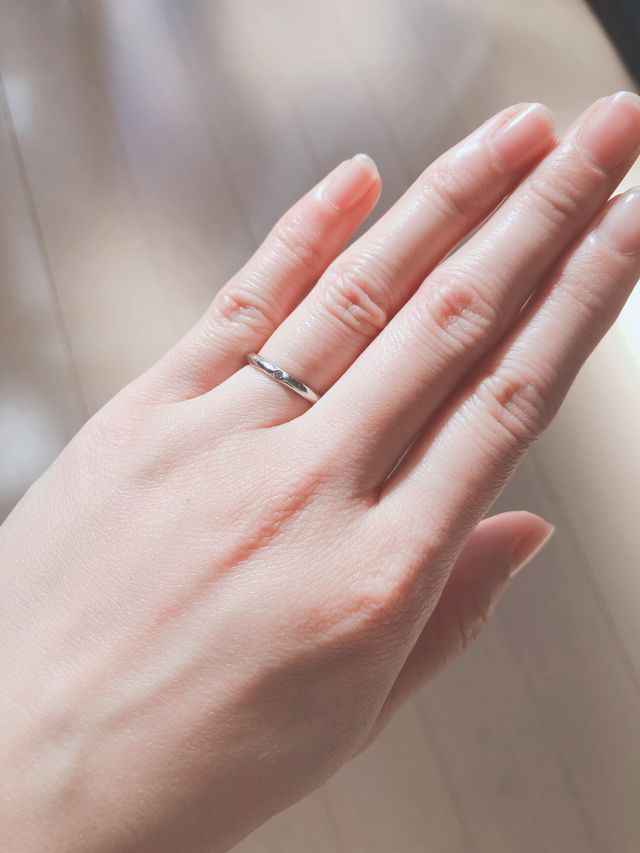 細めのリングなので指が華奢で綺麗に見えるような気がします