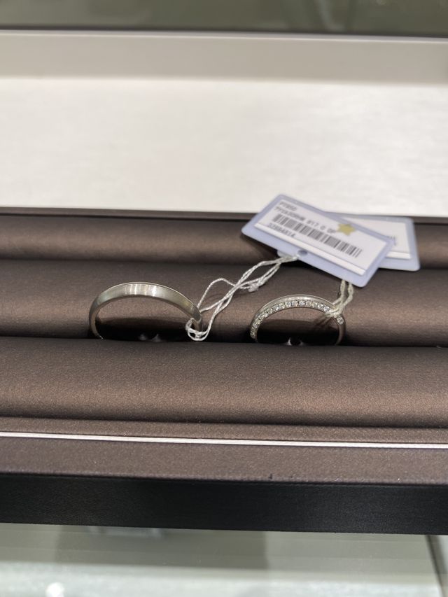 男性の方の指輪は半分がマット加工で、女性はダイヤが見えます。